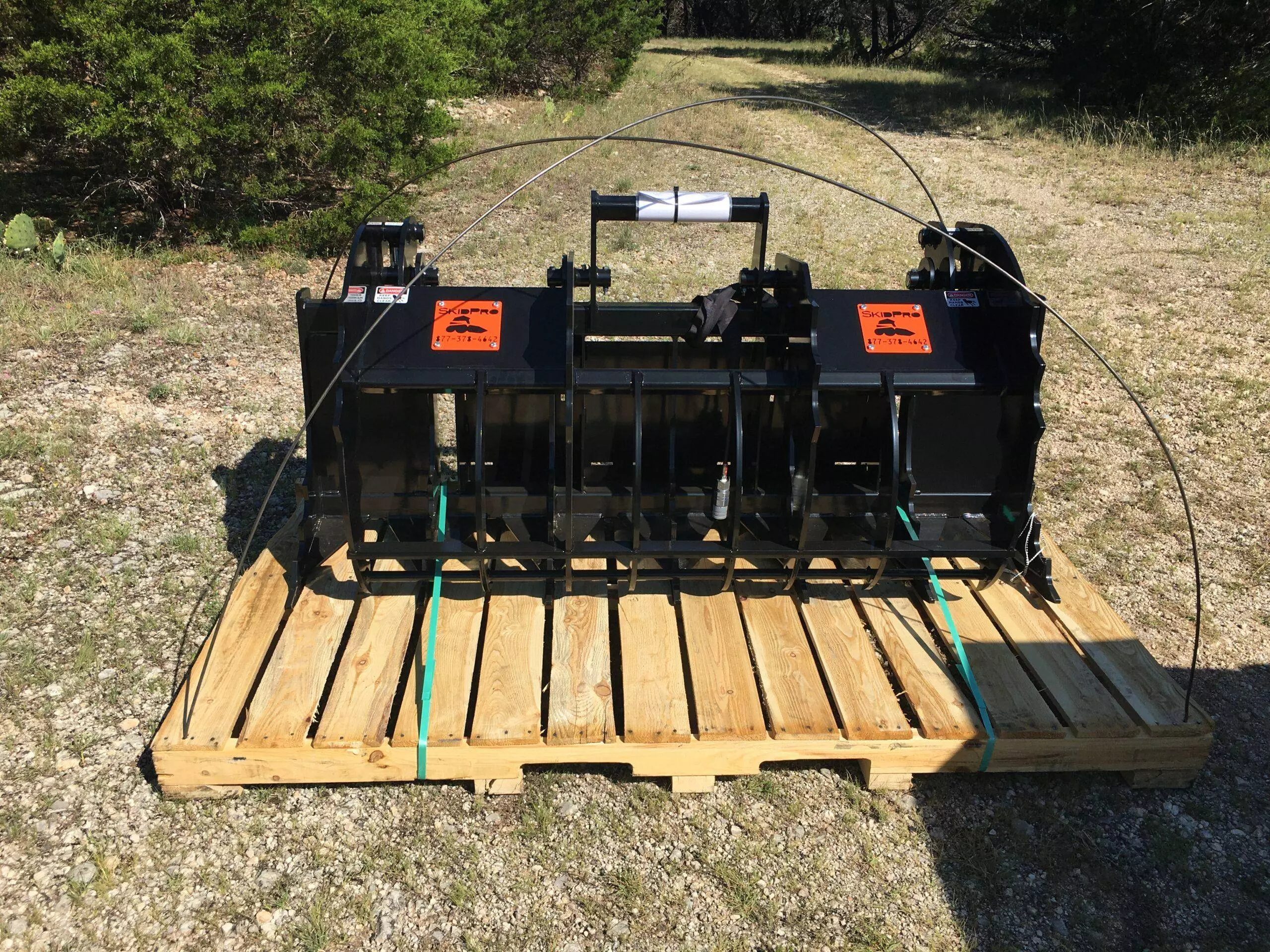 Grapple on pallet