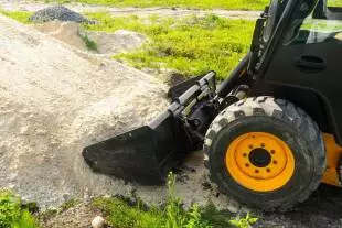 Skid steer with quick attach bucket